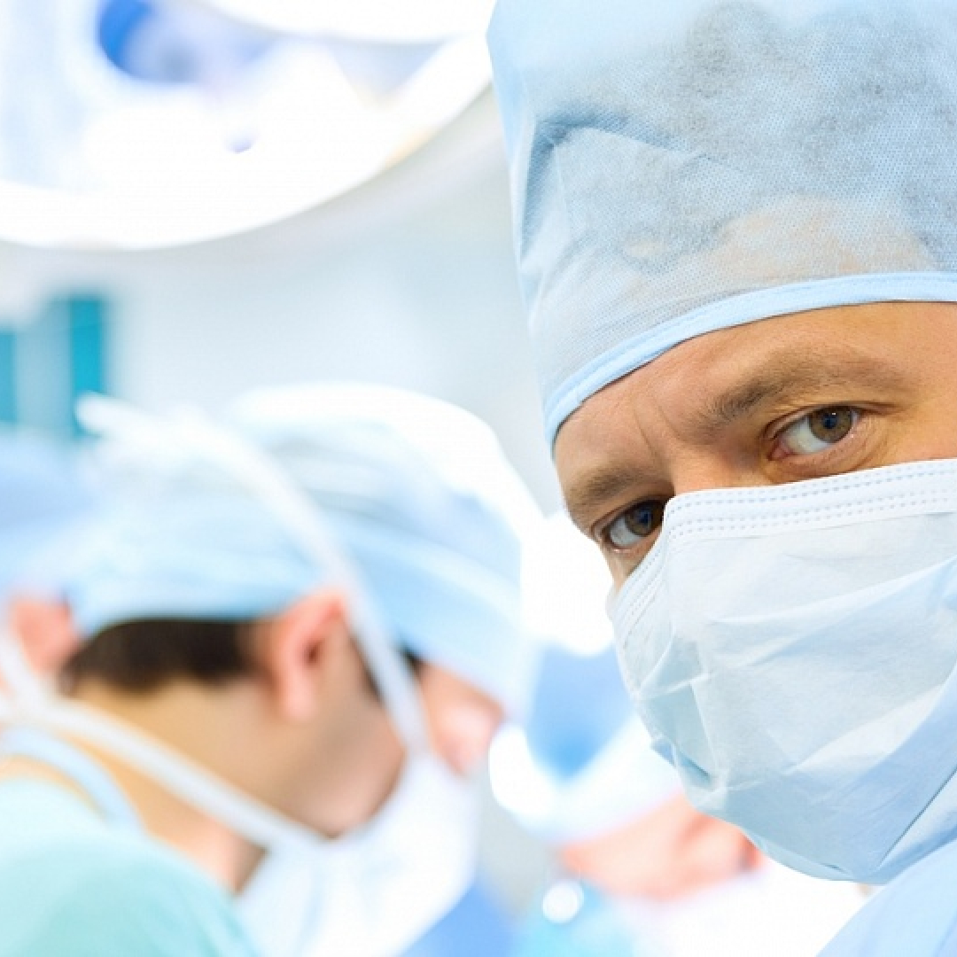 Автохирург фото. Операционная маска хирурга. Пластическая операция век. Роботизированная хирургия. Ринопластика горбинки носа.